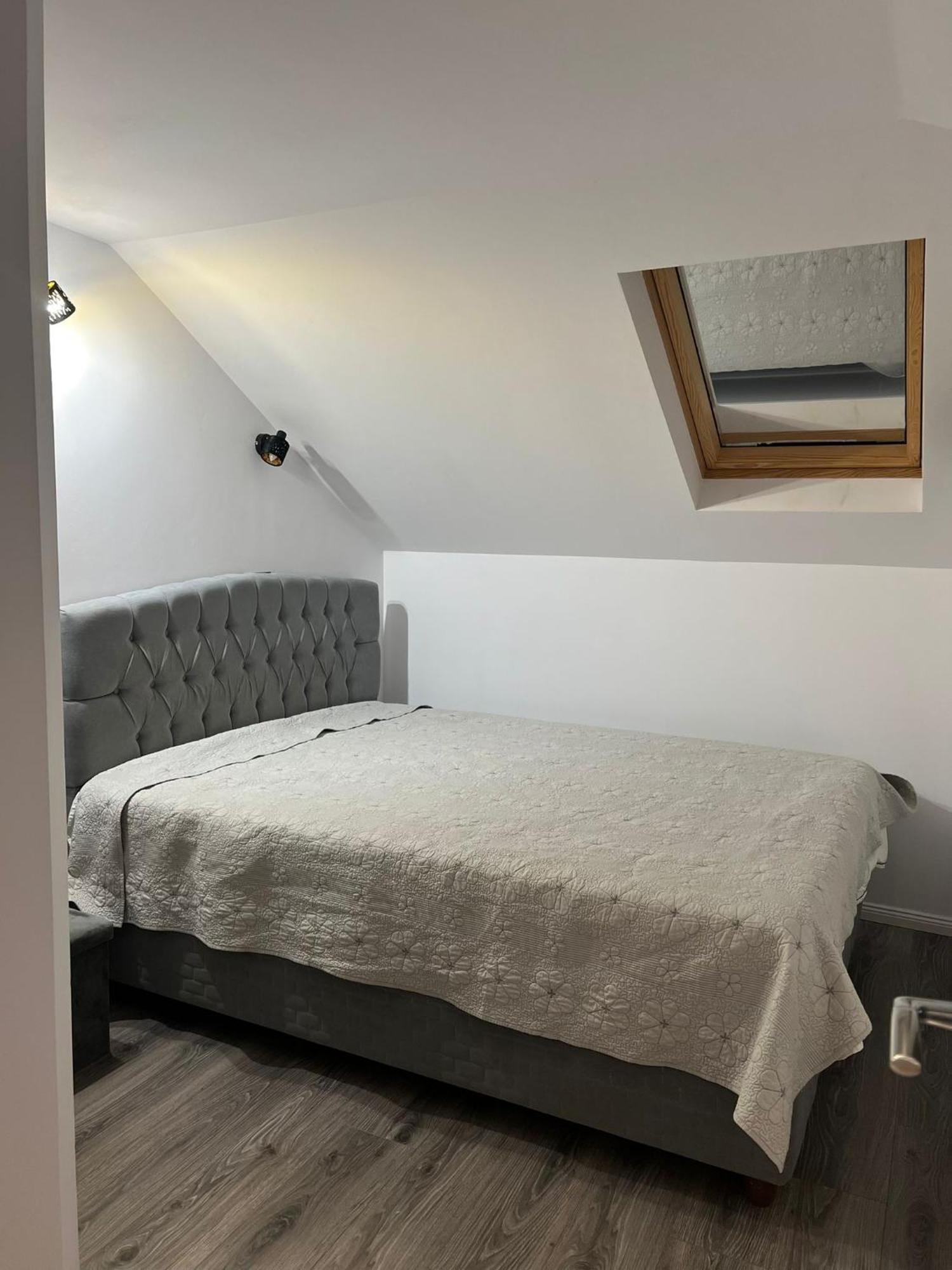 Apartament Mansarda Venus Римніку-Вилча Екстер'єр фото